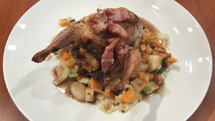 Moja mama - recepty - Pečená prepelička, plnená žemľovou plnkou, slaninka, ragú s description:Moja mama - recepty - Pečená prepelička, plnená žemľovou plnkou, slaninka, ragú s source:joj.sk